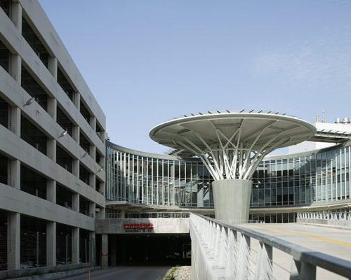 Exterior photo of emergency room entrance and parking garage at 浸信会心脏医院.